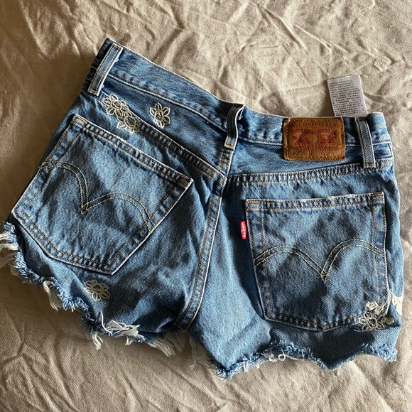 Levi's Pants - Women’s Levi shorts